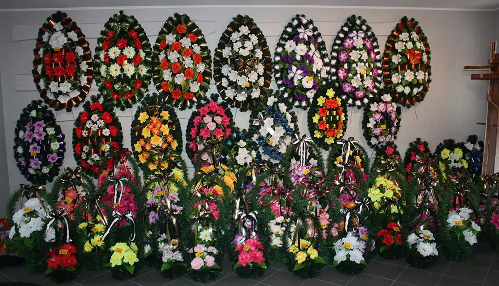 Траурные венки и цветочные композиции